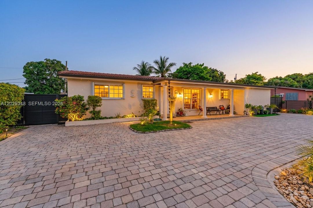 For Sale: $799,999 (4 beds, 3 baths, 1560 Square Feet)