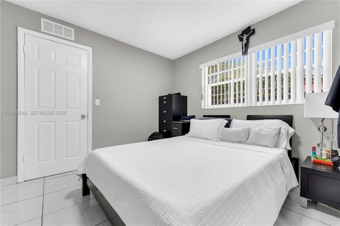 For Sale: $799,999 (4 beds, 3 baths, 1560 Square Feet)