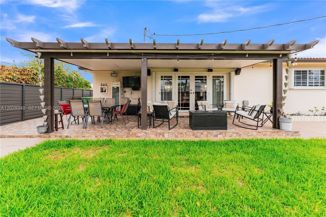 For Sale: $799,999 (4 beds, 3 baths, 1560 Square Feet)
