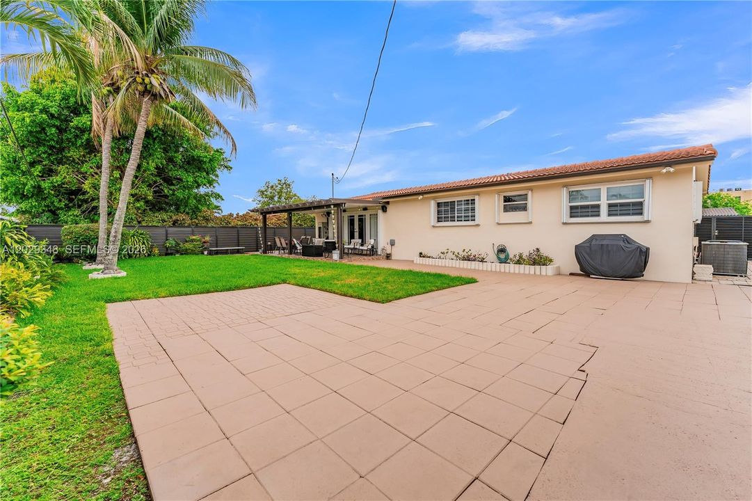 For Sale: $799,999 (4 beds, 3 baths, 1560 Square Feet)