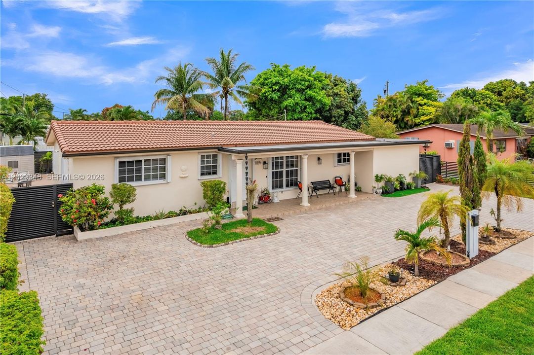 For Sale: $799,999 (4 beds, 3 baths, 1560 Square Feet)