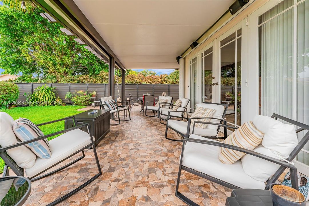 For Sale: $799,999 (4 beds, 3 baths, 1560 Square Feet)