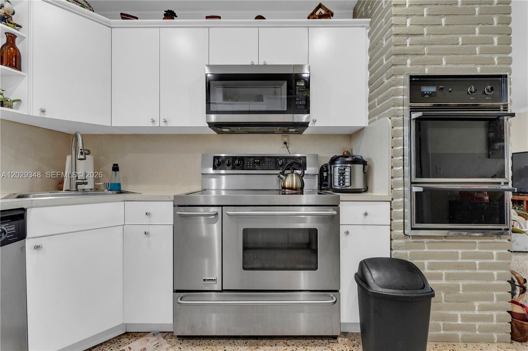 For Sale: $799,999 (4 beds, 3 baths, 1560 Square Feet)