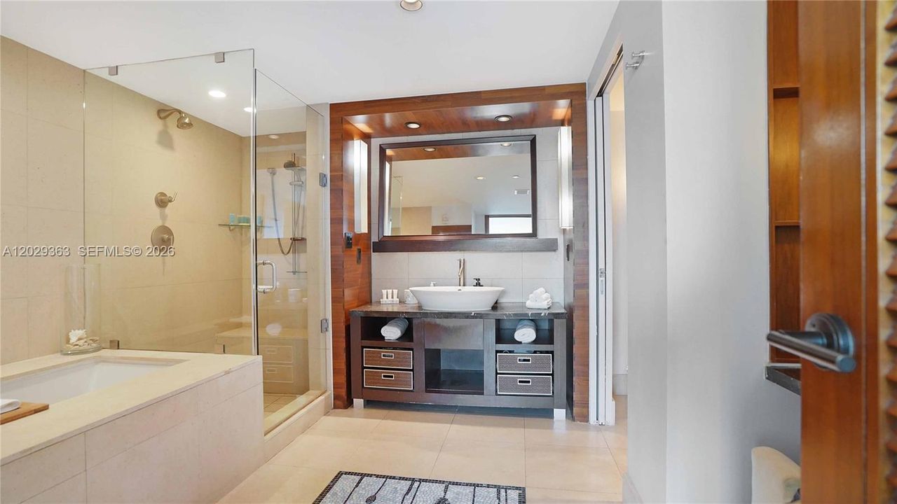 For Sale: $439,000 (1 beds, 1 baths, 873 Square Feet)
