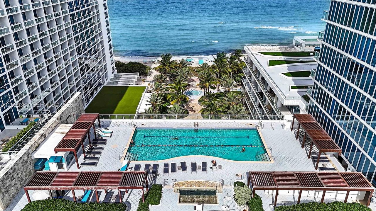For Sale: $439,000 (1 beds, 1 baths, 873 Square Feet)