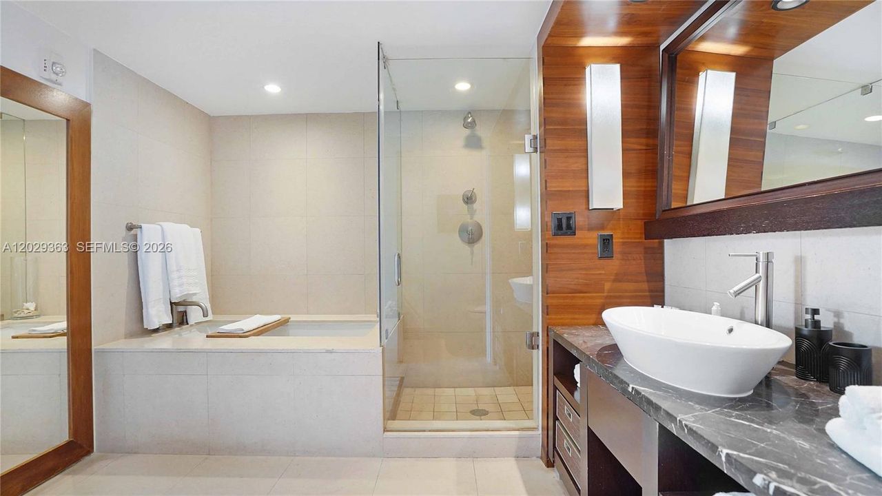For Sale: $439,000 (1 beds, 1 baths, 873 Square Feet)