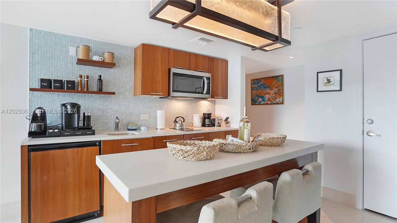 For Sale: $439,000 (1 beds, 1 baths, 873 Square Feet)