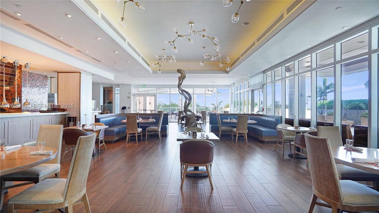 For Sale: $439,000 (1 beds, 1 baths, 873 Square Feet)