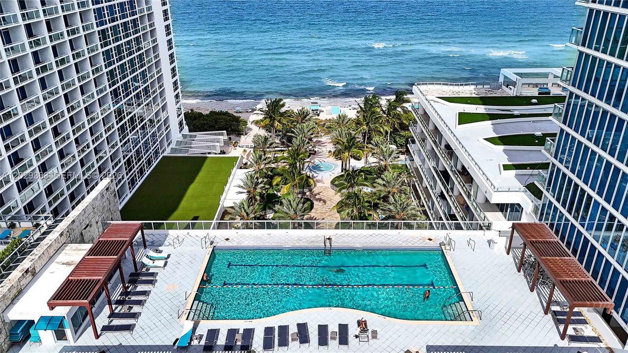For Sale: $439,000 (1 beds, 1 baths, 873 Square Feet)
