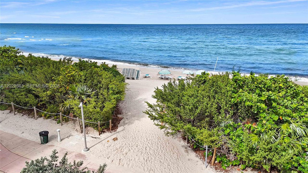 For Sale: $439,000 (1 beds, 1 baths, 873 Square Feet)
