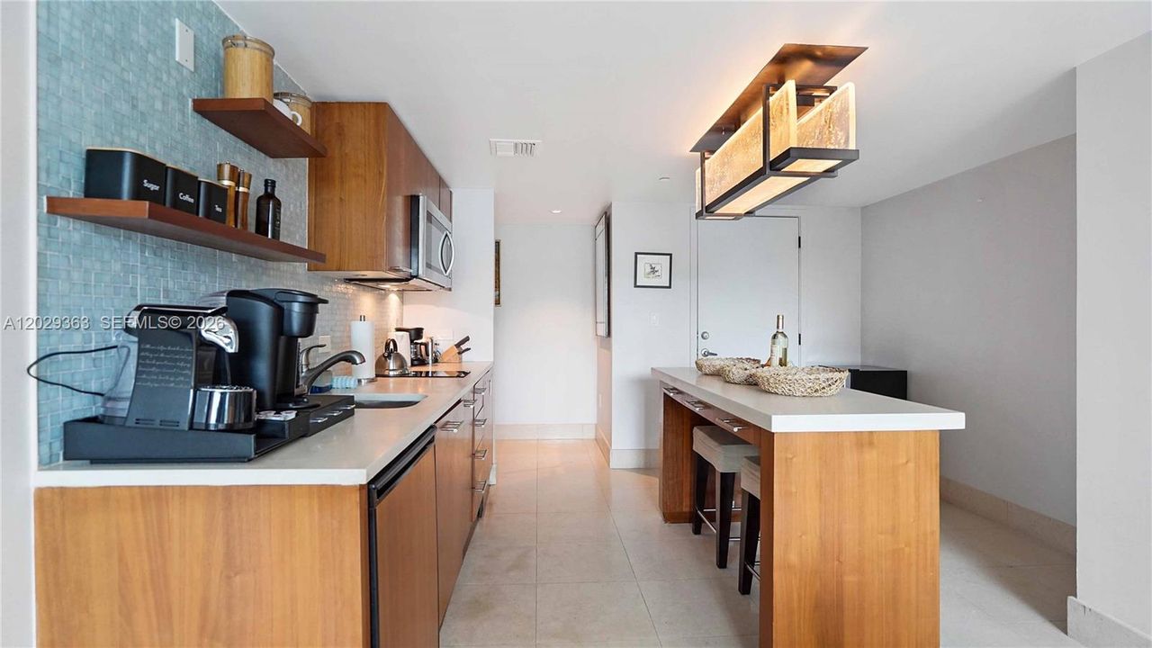For Sale: $439,000 (1 beds, 1 baths, 873 Square Feet)