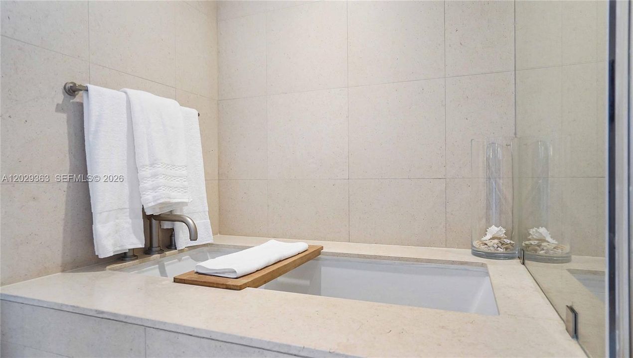 For Sale: $439,000 (1 beds, 1 baths, 873 Square Feet)