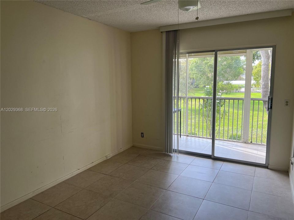 For Sale: $200,000 (2 beds, 1 baths, 953 Square Feet)