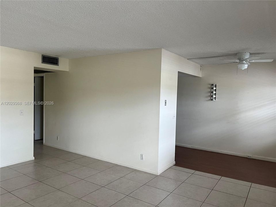 For Sale: $200,000 (2 beds, 1 baths, 953 Square Feet)
