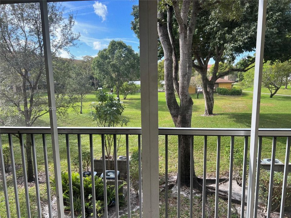 For Sale: $200,000 (2 beds, 1 baths, 953 Square Feet)