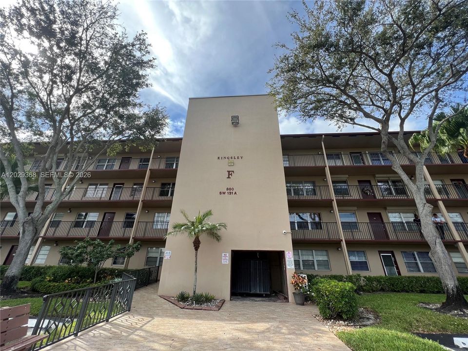 For Sale: $200,000 (2 beds, 1 baths, 953 Square Feet)