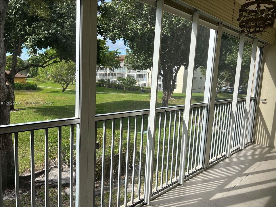For Sale: $200,000 (2 beds, 1 baths, 953 Square Feet)