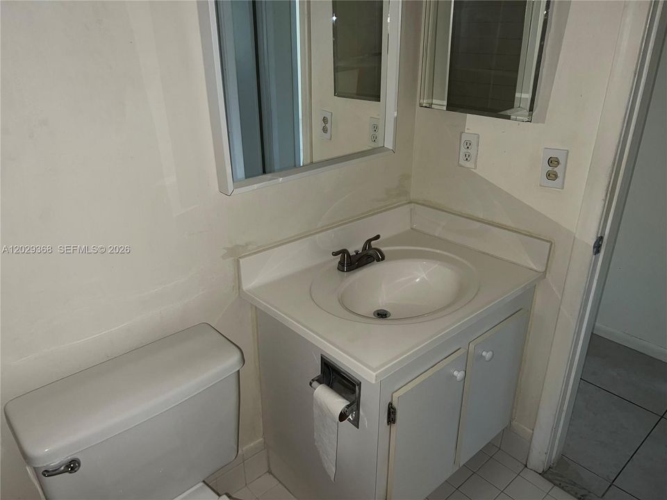 For Sale: $200,000 (2 beds, 1 baths, 953 Square Feet)