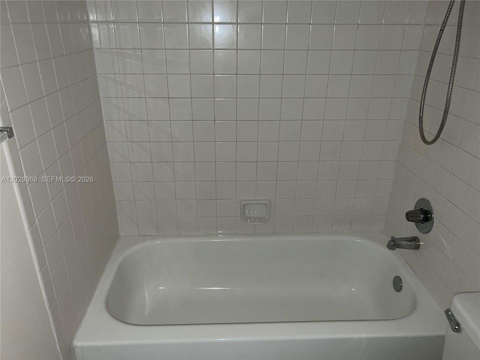 For Sale: $200,000 (2 beds, 1 baths, 953 Square Feet)