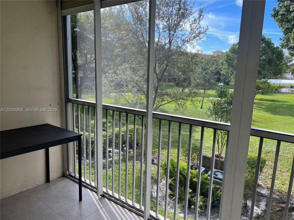 For Sale: $200,000 (2 beds, 1 baths, 953 Square Feet)