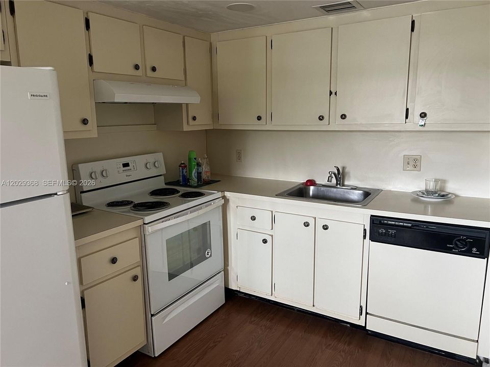 For Sale: $200,000 (2 beds, 1 baths, 953 Square Feet)