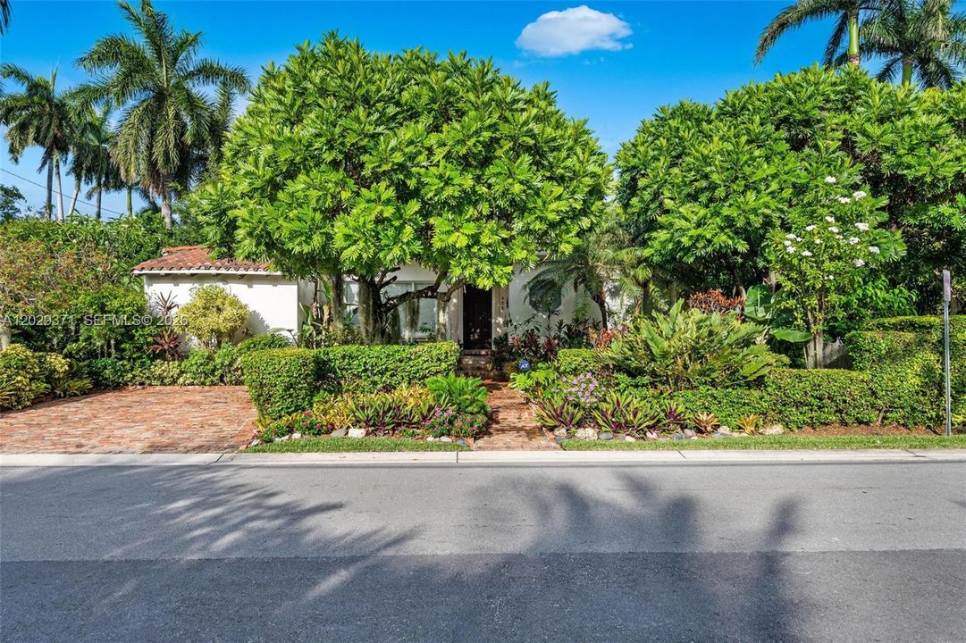 Active With Contract: $2,999,000 (3 beds, 3 baths, 1693 Square Feet)