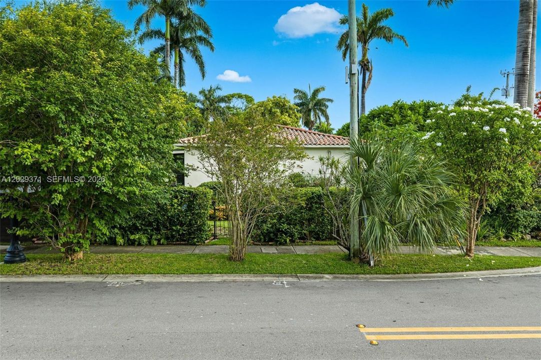 Active With Contract: $2,999,000 (3 beds, 3 baths, 1693 Square Feet)