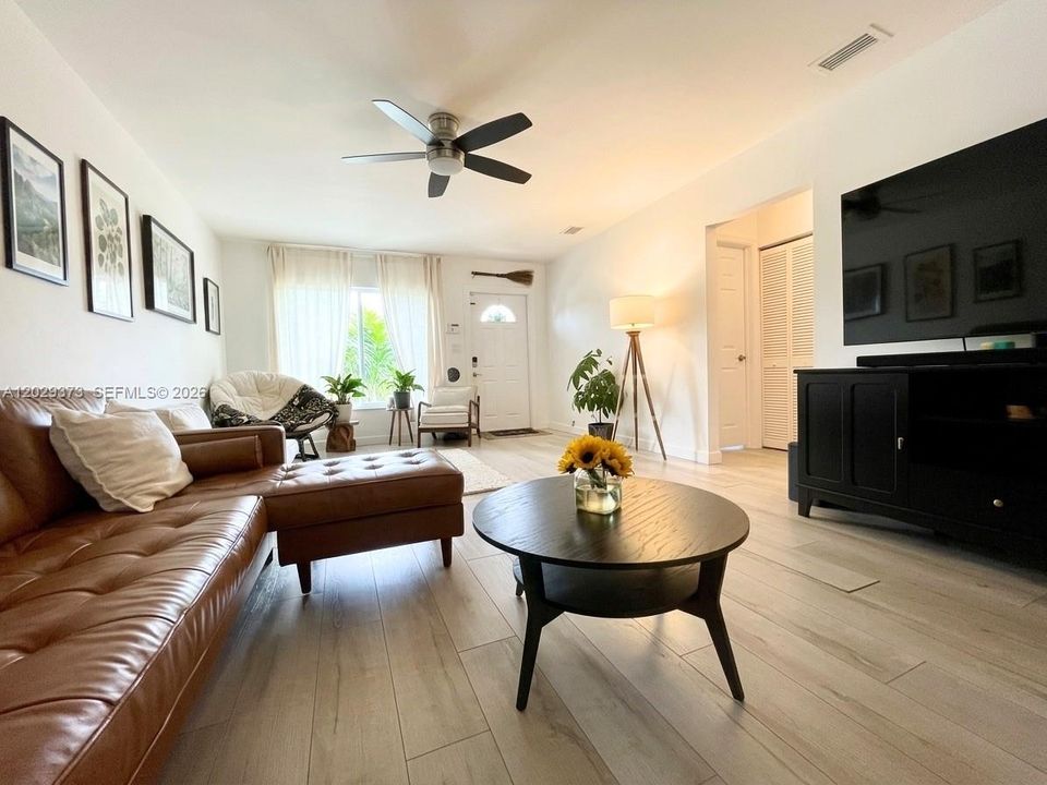 For Sale: $520,000 (3 beds, 2 baths, 1294 Square Feet)