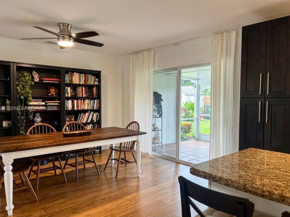 For Sale: $520,000 (3 beds, 2 baths, 1294 Square Feet)