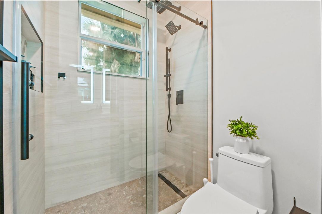 35 Bathroom 03
