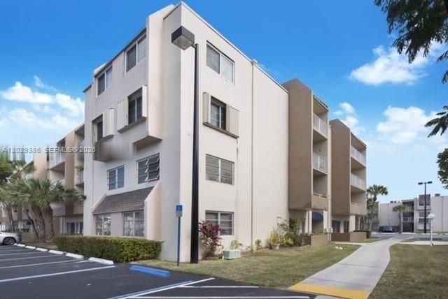 For Rent: $2,600 (2 beds, 2 baths, 1200 Square Feet)