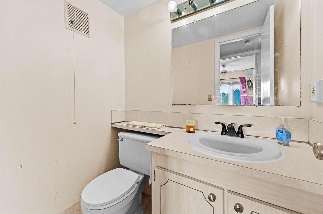 20 Bathroom 01