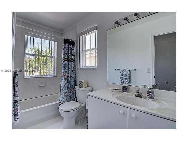 Activo con contrato: $3,600 (3 camas, 3 baños, 1604 Pies cuadrados)