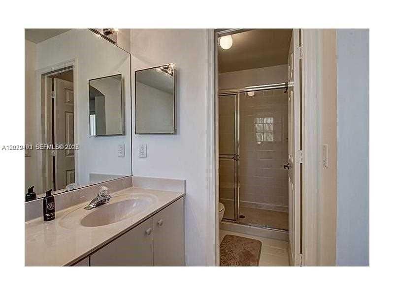 Activo con contrato: $3,600 (3 camas, 3 baños, 1604 Pies cuadrados)