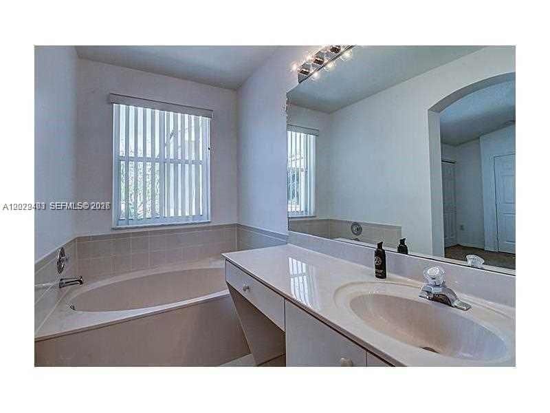 Activo con contrato: $3,600 (3 camas, 3 baños, 1604 Pies cuadrados)