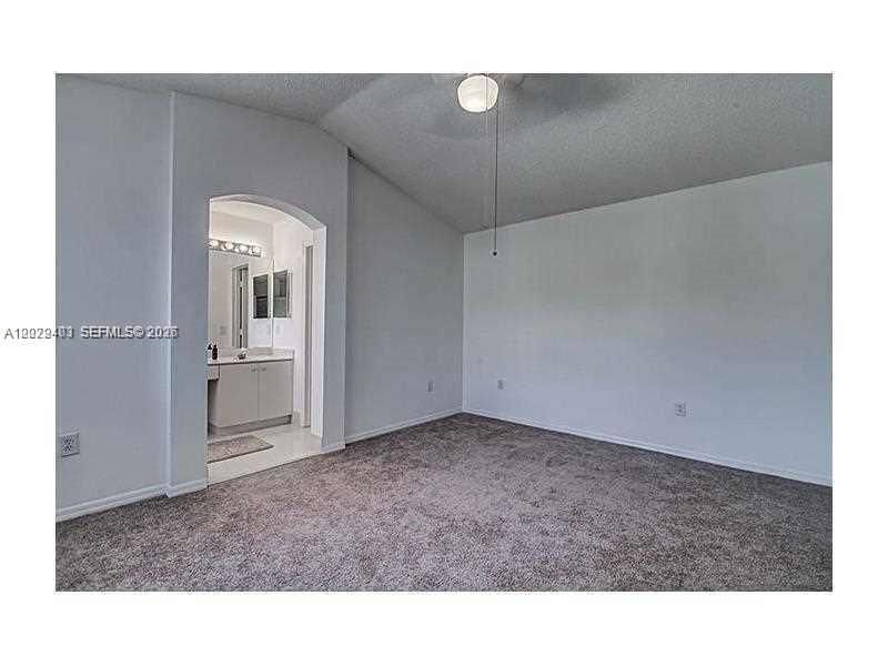 Activo con contrato: $3,600 (3 camas, 3 baños, 1604 Pies cuadrados)