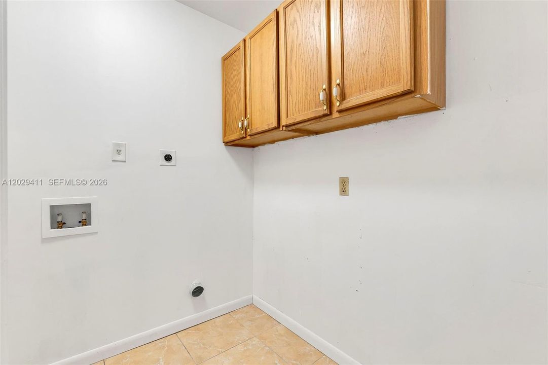 For Rent: $2,900 (3 beds, 1 baths, 1708 Square Feet)