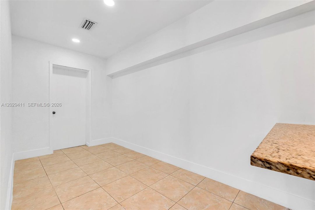 For Rent: $2,900 (3 beds, 1 baths, 1708 Square Feet)