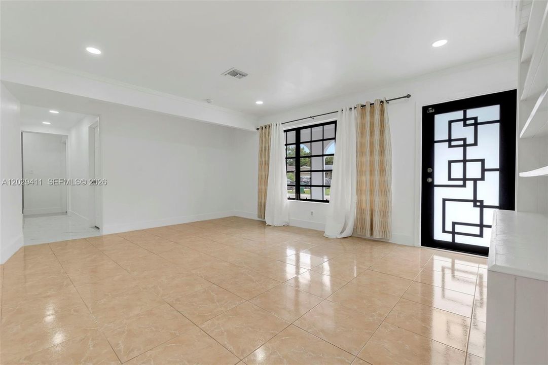 For Rent: $2,900 (3 beds, 1 baths, 1708 Square Feet)