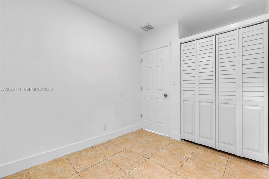 For Rent: $2,900 (3 beds, 1 baths, 1708 Square Feet)