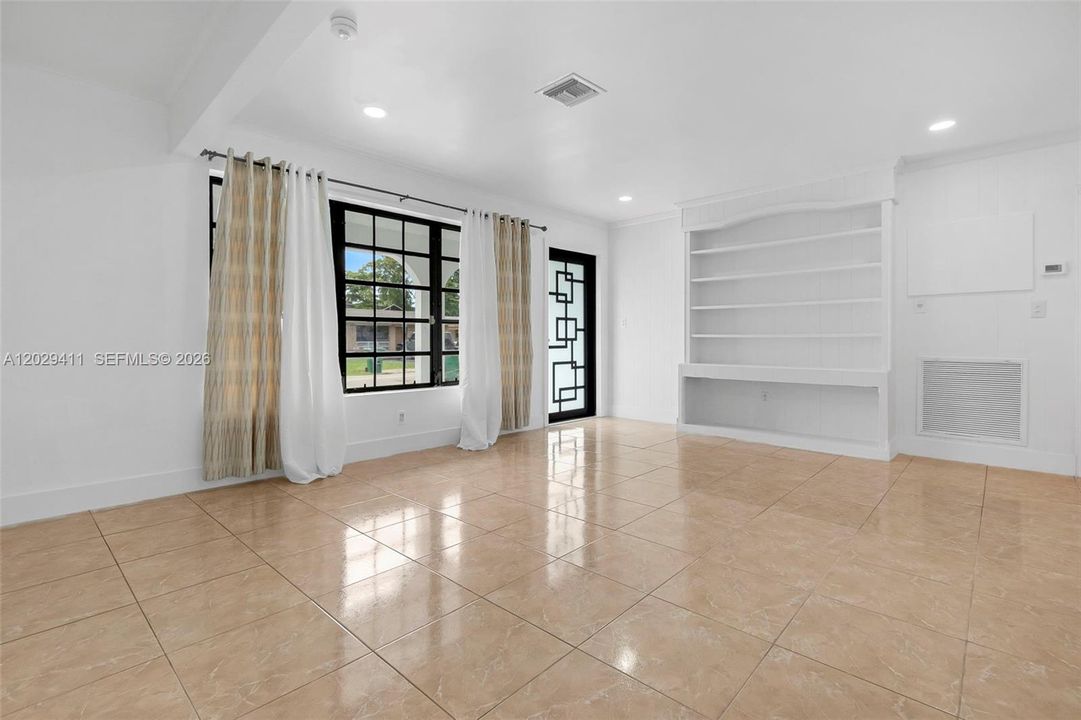 For Rent: $2,900 (3 beds, 1 baths, 1708 Square Feet)