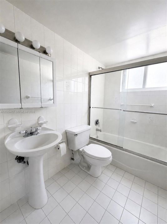 For Rent: $3,300 (2 beds, 2 baths, 925 Square Feet)