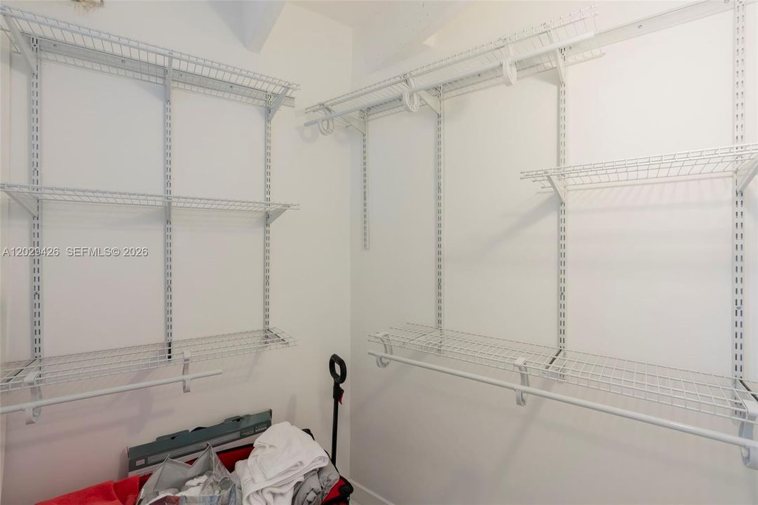 For Sale: $325,000 (1 beds, 1 baths, 798 Square Feet)