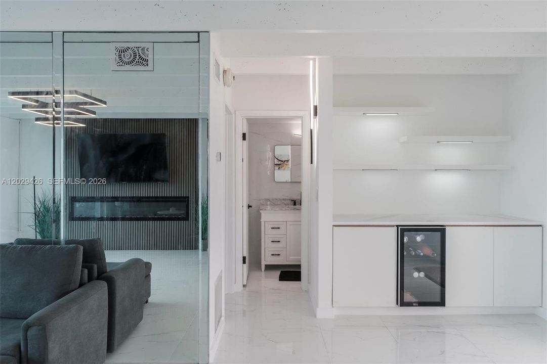 For Sale: $325,000 (1 beds, 1 baths, 798 Square Feet)