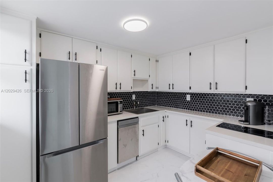 For Sale: $325,000 (1 beds, 1 baths, 798 Square Feet)