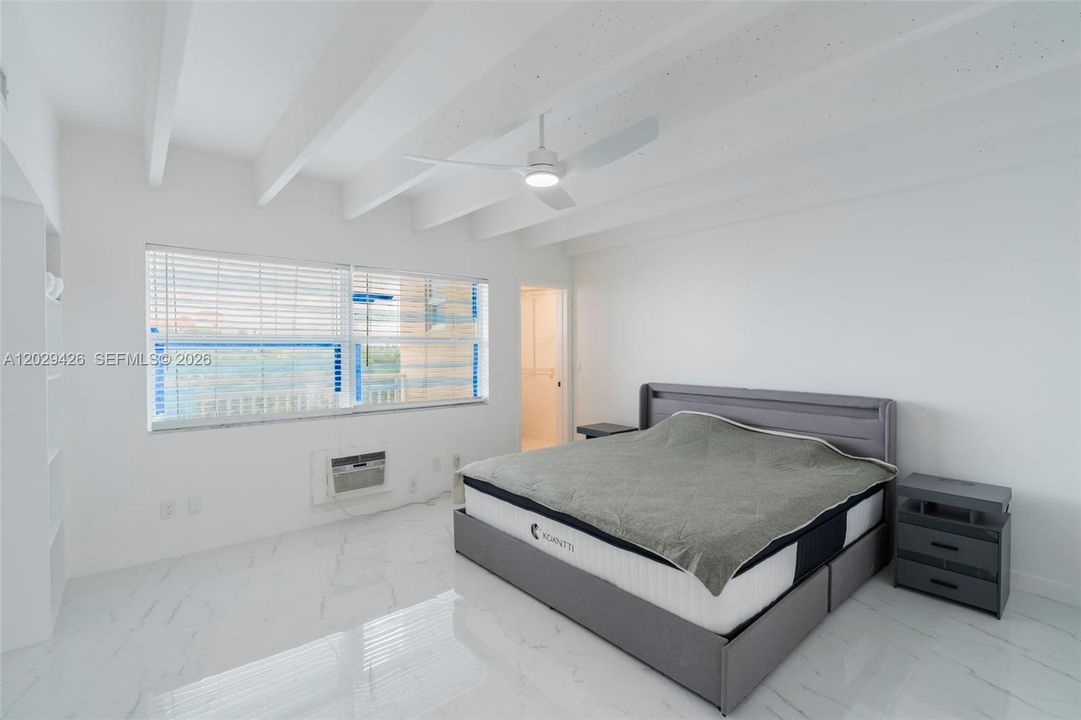 For Sale: $325,000 (1 beds, 1 baths, 798 Square Feet)