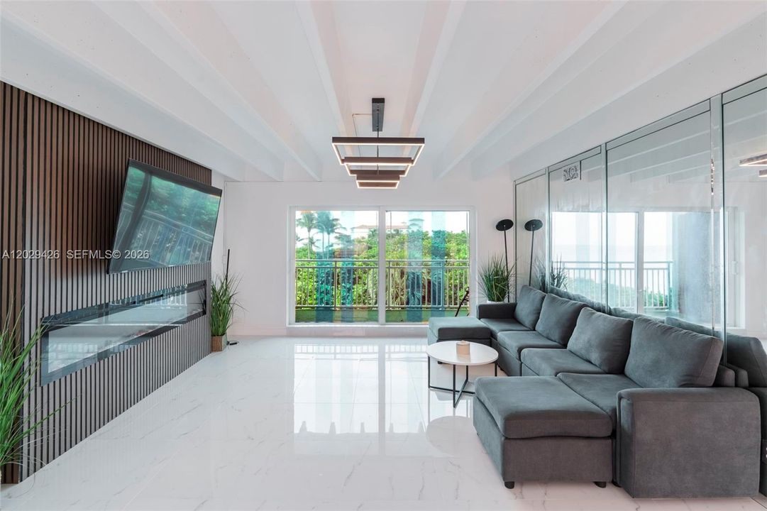 For Sale: $325,000 (1 beds, 1 baths, 798 Square Feet)