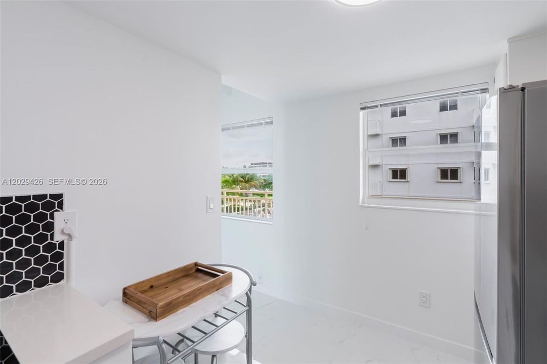 For Sale: $325,000 (1 beds, 1 baths, 798 Square Feet)