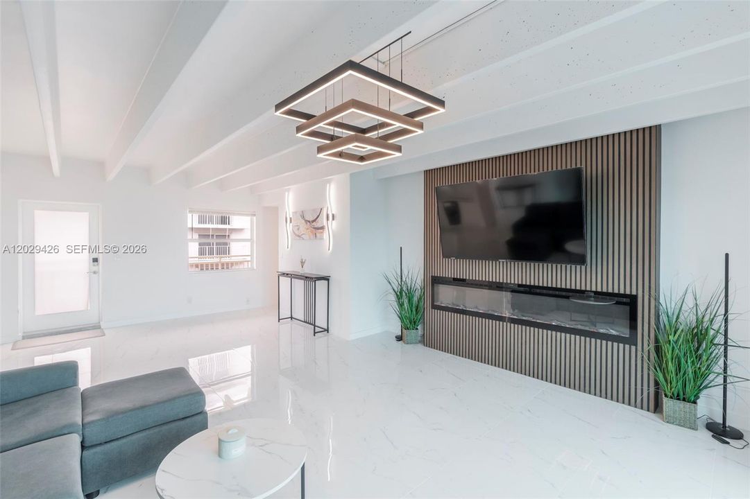 For Sale: $325,000 (1 beds, 1 baths, 798 Square Feet)