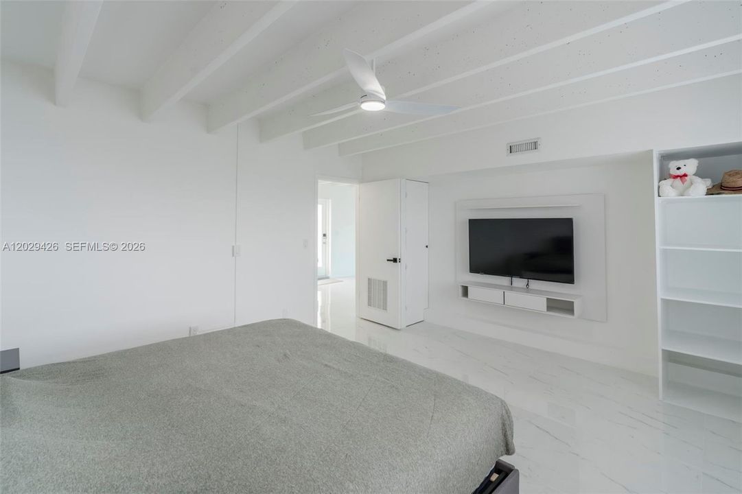 For Sale: $325,000 (1 beds, 1 baths, 798 Square Feet)